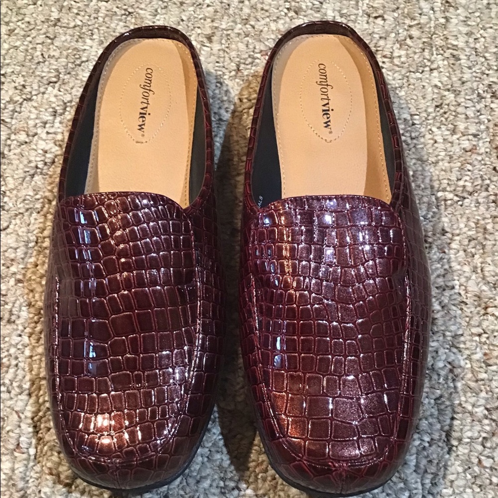 Women’s new without tags comfort view slip on mule size 9 1/2 wide shoes